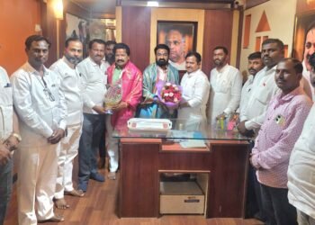 राष्ट्रवादी शरदचंद्र पवार पक्षाच्या वतीने संतोष सोमवंशी यांचा सत्कार