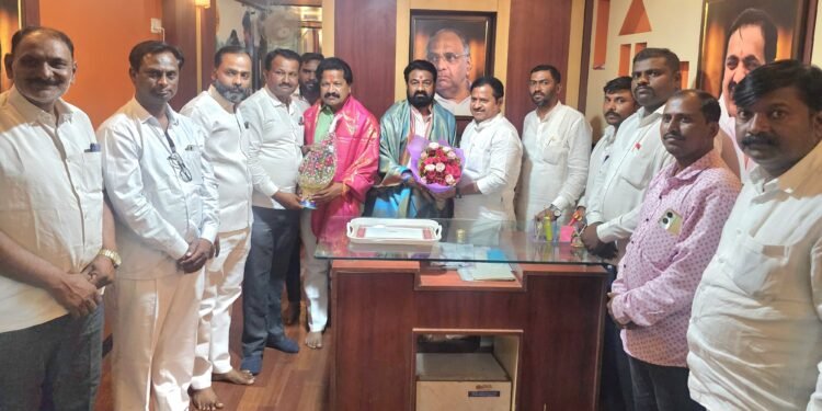 राष्ट्रवादी शरदचंद्र पवार पक्षाच्या वतीने संतोष सोमवंशी यांचा सत्कार