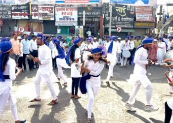 विद्यार्थ्यांचे लेझिम सादरीकरणढोल-ताशांच्या गजरात सामाजिक समरसतेचा संदेश