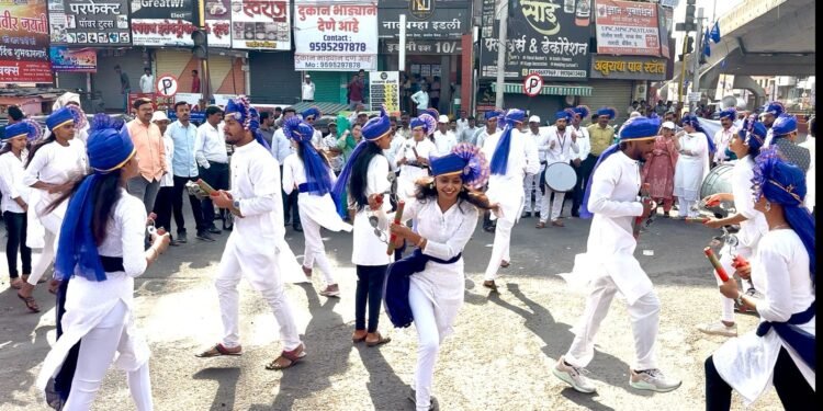 विद्यार्थ्यांचे लेझिम सादरीकरणढोल-ताशांच्या गजरात सामाजिक समरसतेचा संदेश