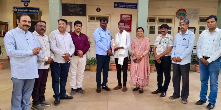 दयानंद कला महाविद्यालयाचा विद्यार्थी यशवंत कातळे “कोण होणार महाराष्ट्राचा लाडका कीर्तनकार?” या स्पर्धेसाठी निवडला