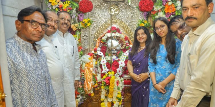 गवळी समाजाच्या दुधाभिषेकाने ग्रामदैवत श्री सिद्धेश्वर देवस्थानच्या यात्रेचा शुभारंभ