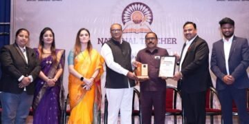 झोपडपट्टीतील विद्यार्थ्यांना शिक्षणाच्या प्रवाहात आणणाऱ्या प्रा. तानाजी भोसले यांना ‘नॅशनल टीचर्स पुरस्कार’